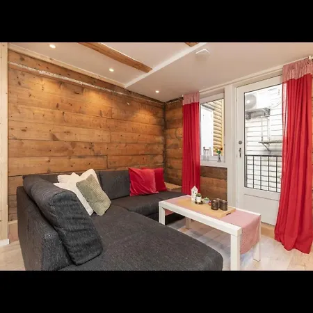 Appartement In The Fall With Everything Right Outside The Door *